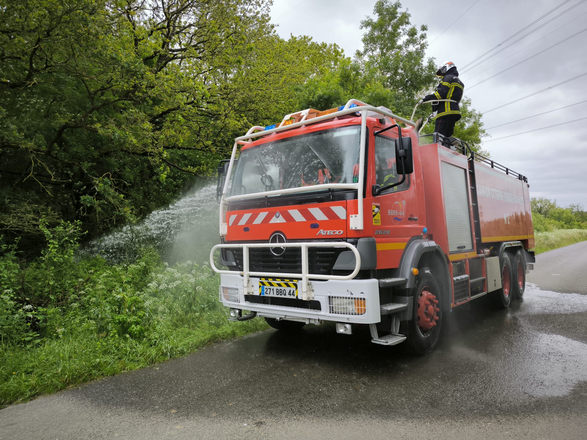 Véhicule de pompiers en action