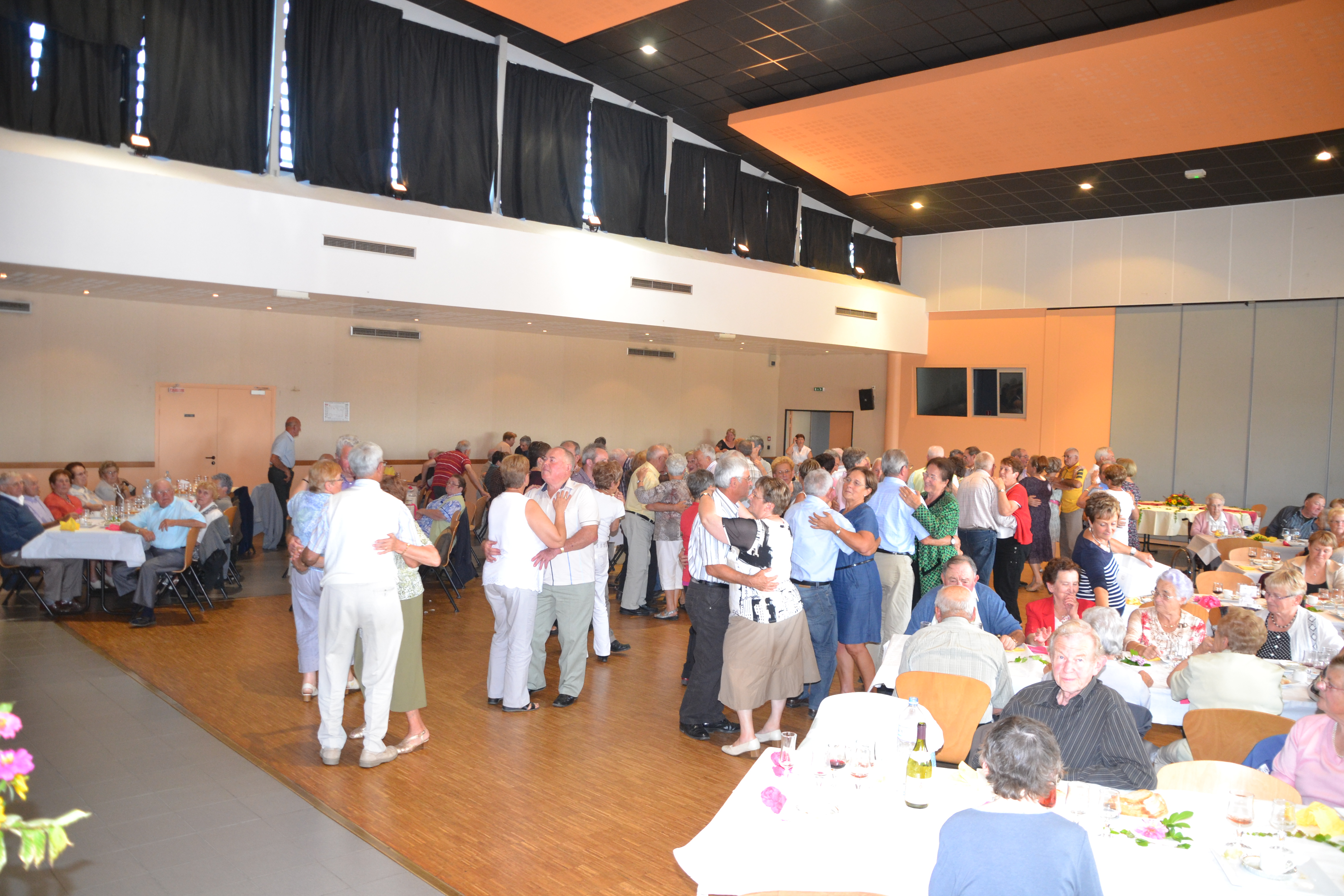 repas des ainés - danses